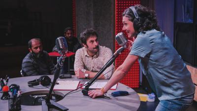 persone che parlano all'interno di uno studio radiofonico