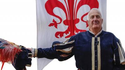 Capitano: veste un costume di velluto azzurro soppannato di raso dello stesso colore, con copricapo in velluto ornato di pennacchio