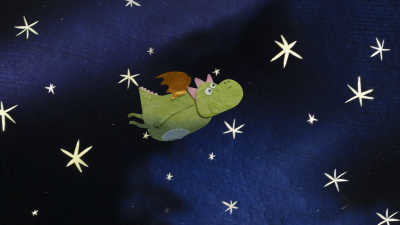 Frame di un corto animato in stop motion, si vede un draghetto di carta che vola nel cielo stellato