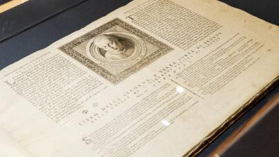 pagina di un libro antico sulla porta di bronzo della chiesa di San Giovanni Battista di Firenze