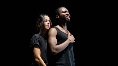 persone su sfondo nero, guardano verso destra