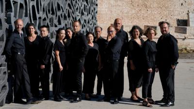  musicisti vestiti di nero in posa per la foto